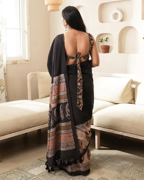 Black_Cotton_Paisley_Border_Print_Mulmul_Saree_For_Women